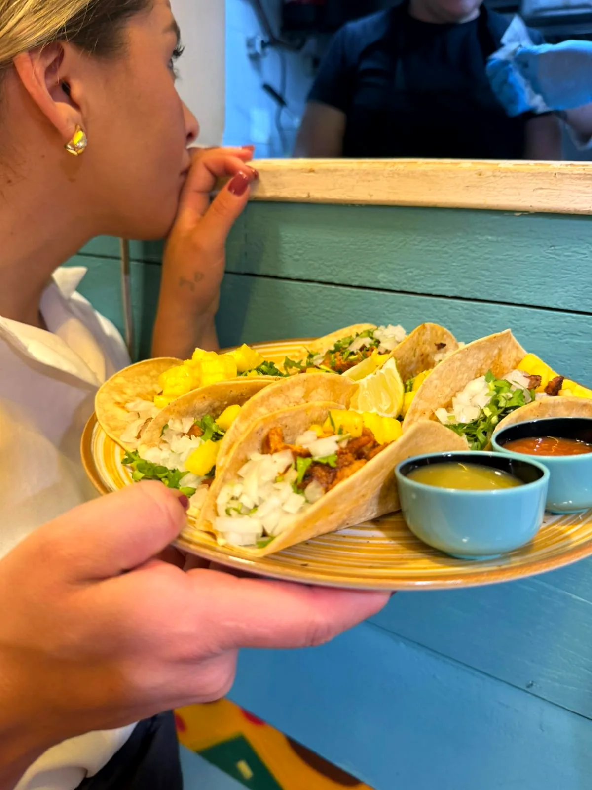 Tacos al pastor con piña, cebolla y cilantro