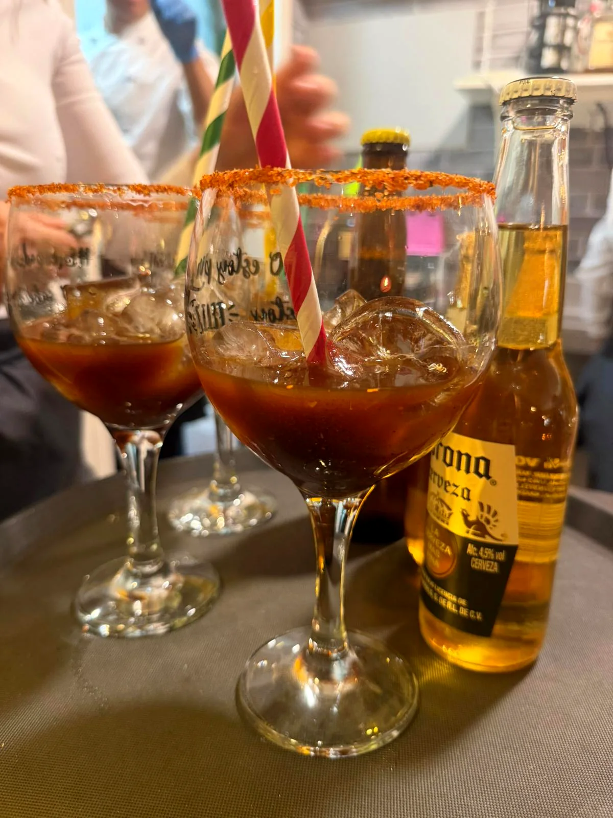 Michelada con cerveza Corona y tajín