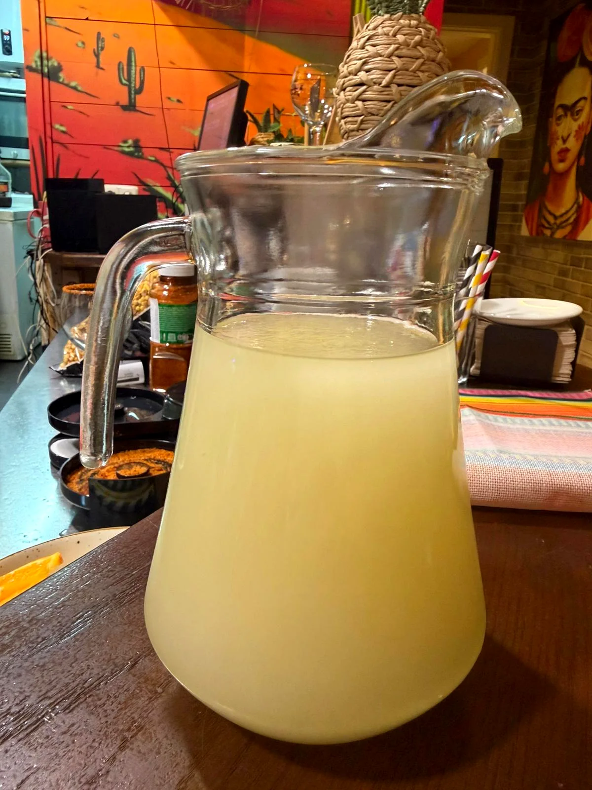 Agua fresca con mural de Frida Kahlo